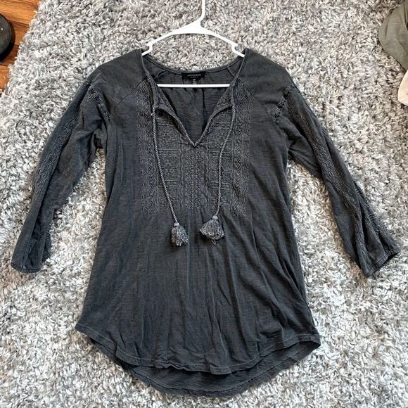 LUCKY BRAND || Woman’s gorgeous Bohemian Pom Pom ruffle charcoal top tribal - Picture 1 of 9